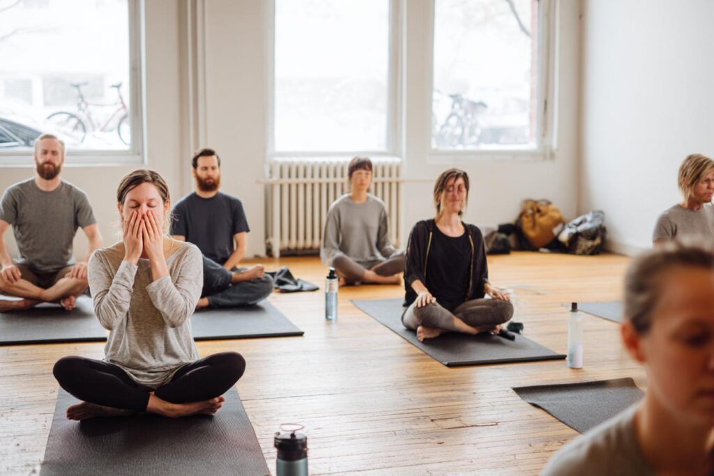 femme qui baille pendant meditation